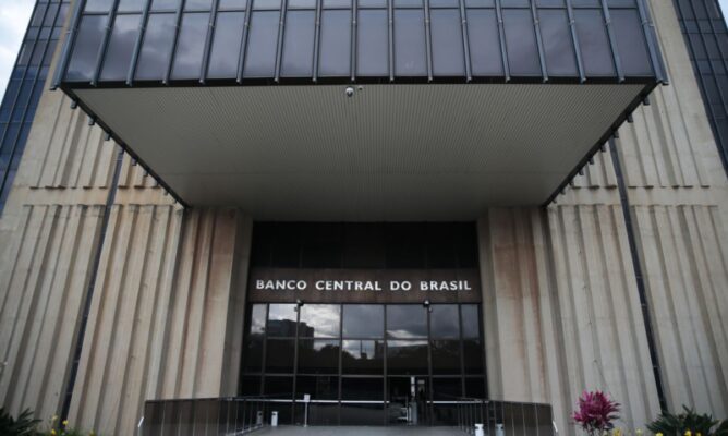 Banco Central reduz juros em 0,25 ponto porcentual, para 10,50%, em decisão dividida