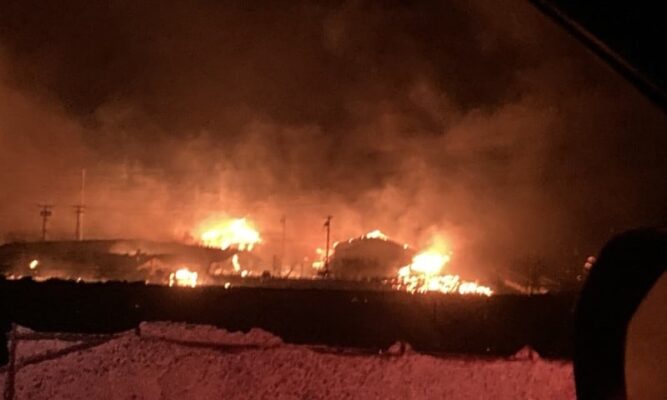 Moradores se jogam no Mar para escapar de incêndios no Havaí