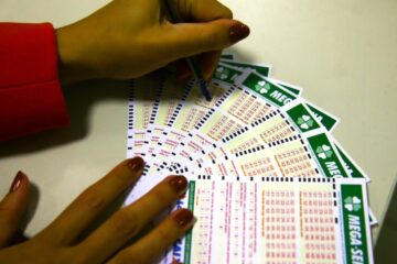 Mega-Sena acumula e volta a premiar apostadores nesta quinta-feira. Prêmio pode pagar R$ 6 milhões