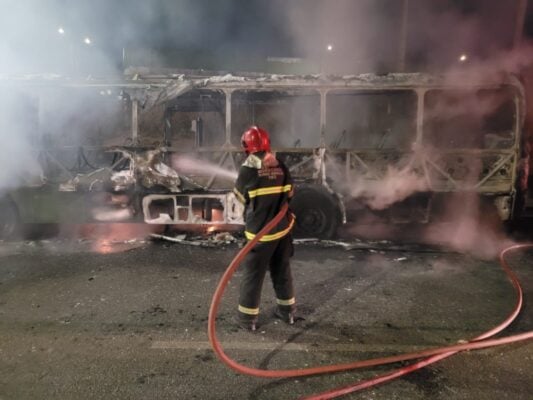 ônibus é incendiado por criminosos