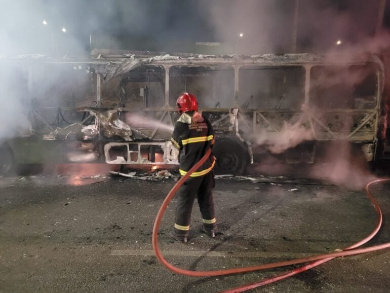 Ônibus é incendiado por criminosos após assalto na Grande BH