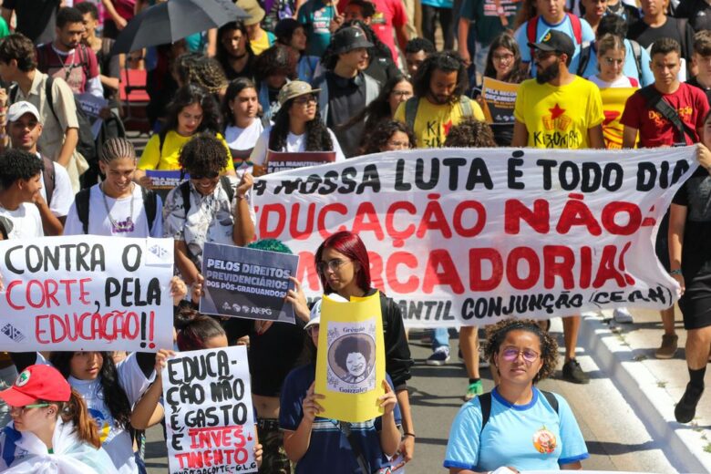 Estudantes se mobilizam em Brasília por melhores condições na educação