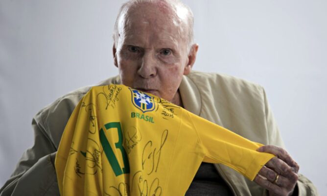 Zagallo recebe alta do hospital após 22 dias internado e comemora: 'Velho Lobo está on'