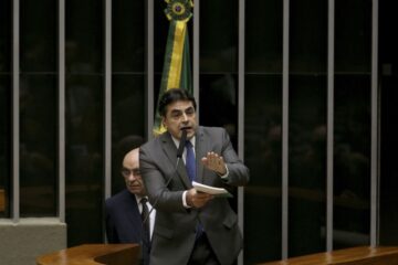 Deputado mineiro protocola projeto que autoriza o Congresso a suspender decisões do STF