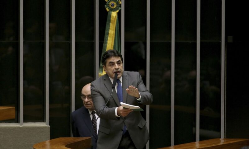Deputado mineiro protocola projeto que autoriza o Congresso a suspender decisões do STF