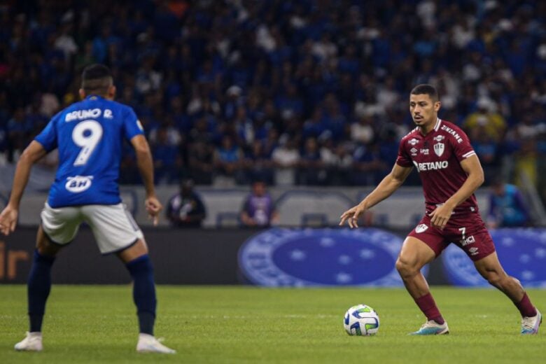 Campeonato Brasileiro: Fluminense e Cruzeiro medem forças no Maracanã; Rádio Caraça transmite a partida