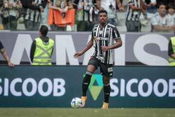 Zagueiro Jemerson, do Atlético, bate carro na madrugada desta quinta-feira