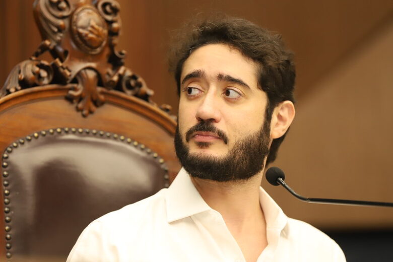 Com 26 votos favoráveis, Câmara abre processo de cassação contra Gabriel Azevedo