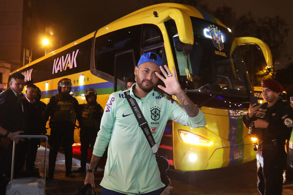 Seleção brasileira desembarca em Lima com recepção calorosa antes de duelo com o Peru