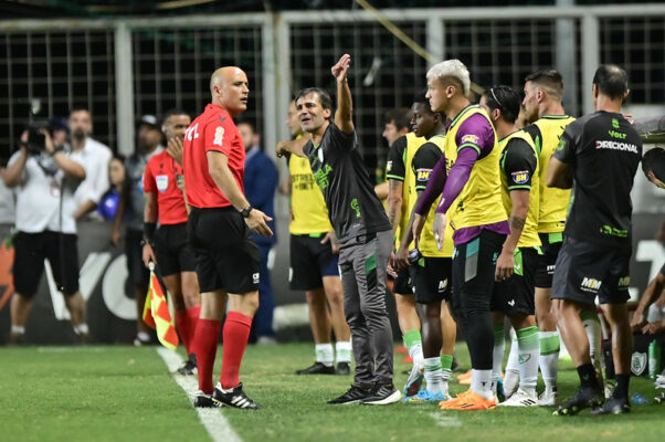 Salum detona arbitragem após derrota para o Vasco: "foi uma vergonha o que foi feito com o América"