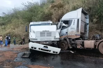 BR-381 é completamente interditada após acidente entre carro e carretas; helicóptero Arcanjo foi acionado