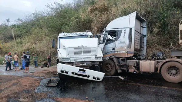 BR-381 é completamente interditada após acidente entre carro e carretas; helicóptero Arcanjo foi acionado