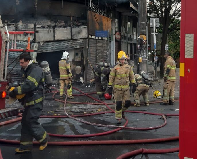 Pastelaria Rei do Pastel, em Belo Horizonte, fica completamente destruída após incêndio