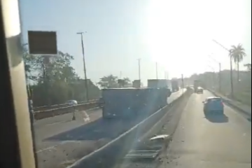 Caminhão bate em mureta, tomba e interdita faixas na Fernão Dias, em Betim