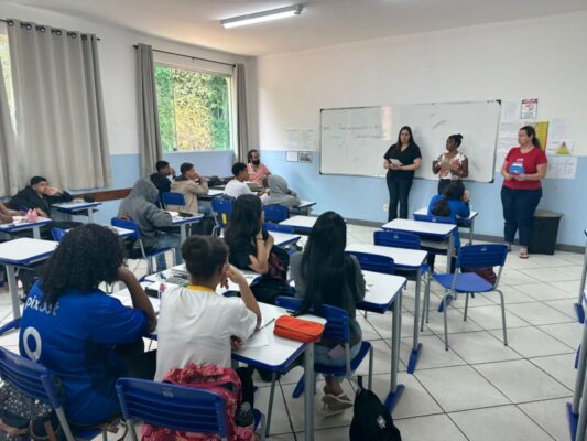 Alunos do Centro Educacional de São Gonçalo (Cesgra) receberam palestra de prevenção ao suicídio. Foto: Prefeitura de São Gonçalo do Rio Abaixo