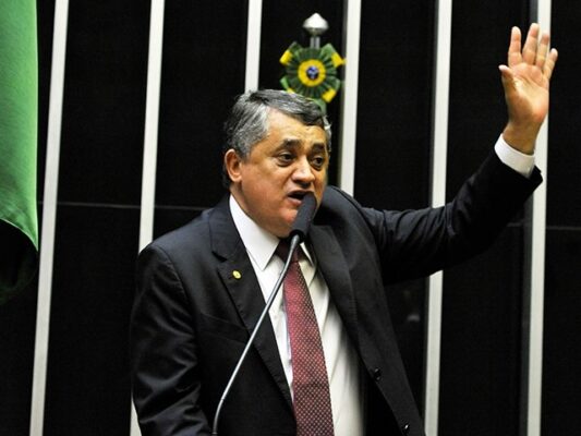 Medalha militar concedida a Randolfe Rodrigues e José Guimarães azedam relação com as Forças Armadas