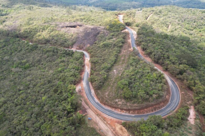 São Gonçalo do Rio Abaixo: estrada de Peti começa a receber pavimentação asfáltica