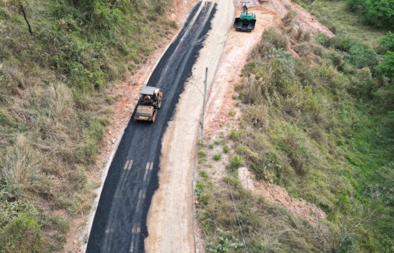 Prefeitura de São Gonçalo asfalta acesso secundário ao bairro Vale do Ouro