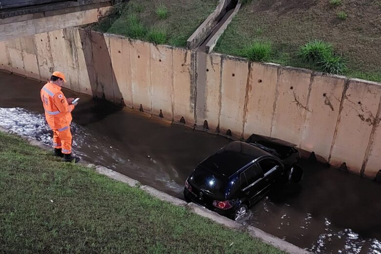 Carro cai em canal da Avenida Integração em Itabira