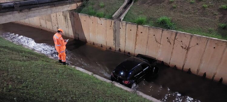 Carro cai em canal da Avenida Integração em Itabira