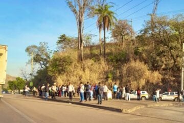 Moradores fazem manifestação na BR-381, na saída para Vitória