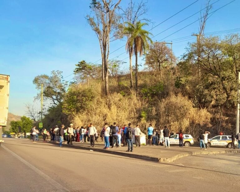 Moradores fazem manifestação na BR-381, na saída para Vitória