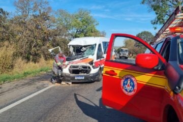 Van bate na traseira de caminhão e quatro ficam feridos na BR-262