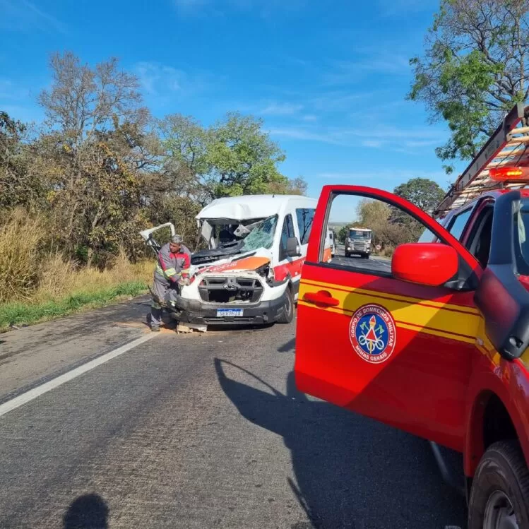 Van bate na traseira de caminhão e quatro ficam feridos na BR-262