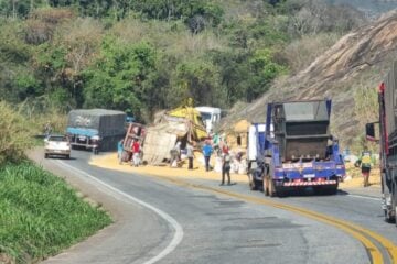 Carreta com grãos de milho tomba na BR-381, entre São Gonçalo e João Monlevade