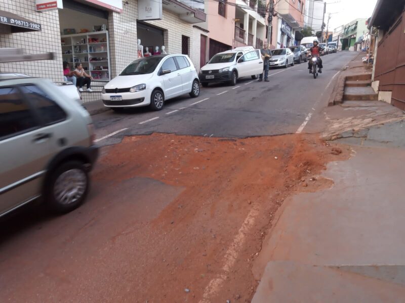 Buraco aberto há mais de duas semanas na rua São José tem causado quedas de pedestres e danos a veículos