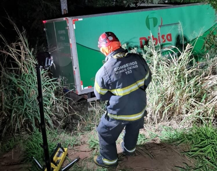 Caminhão despenca em ribanceira na BR-381, em São Gonçalo