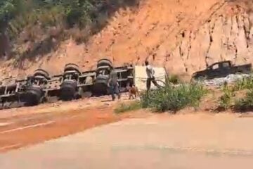 Carreta carregada de cerveja tomba na BR-381, em Bom Jesus do Amparo