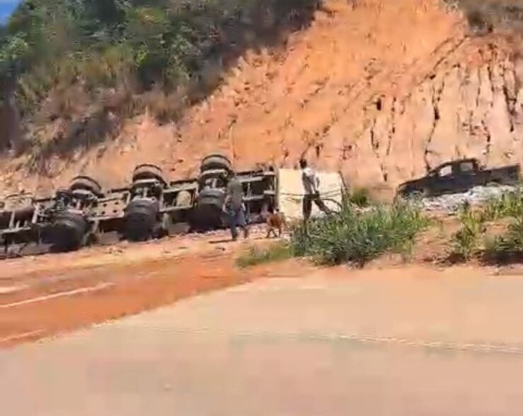 Carreta carregada de cerveja tomba na BR-381, em Bom Jesus do Amparo