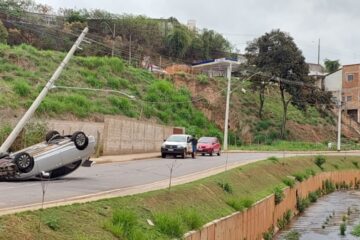 Carro bate em poste e capota na Avenida Machado de Assis