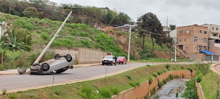 Carro bate em poste e capota na Avenida Machado de Assis