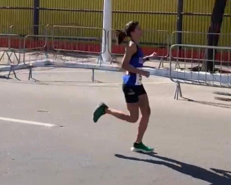 Sob forte calor e diante de adversários estrangeiros, Larissa Quintão fica em 4º lugar na Dez Milhas Garoto