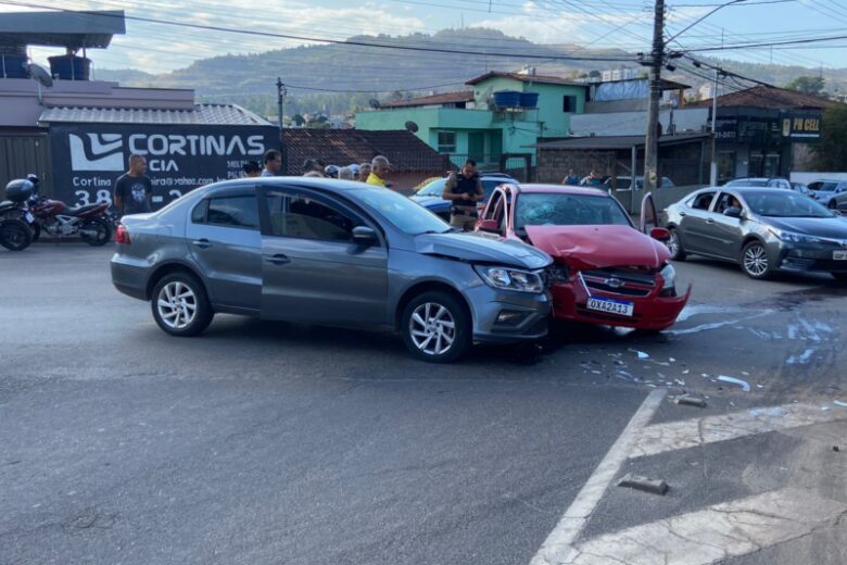 Samu é acionado após colisão entre dois carros no bairro Esplanada da Estação