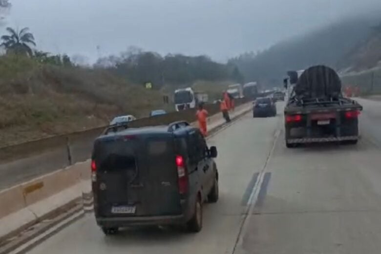 Carreta perde freio e atinge cinco veículos na BR-381, em Bom Jesus do Amparo