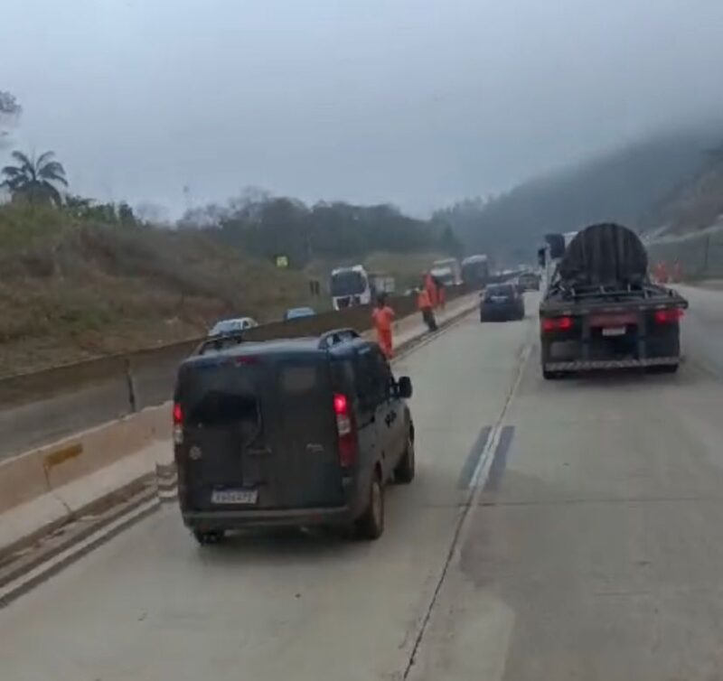 Carreta perde freio e atinge cinco veículos na BR-381, em Bom Jesus do Amparo
