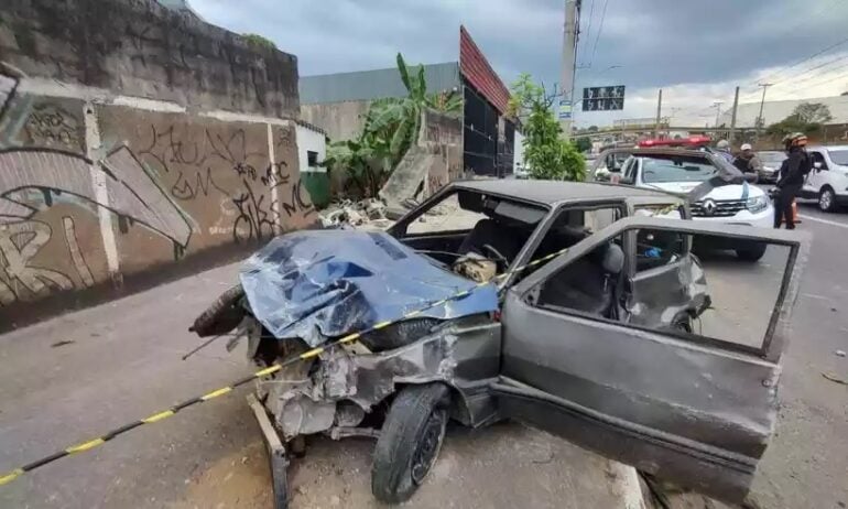 Motorista perde controle, bate em muro e morre na Cristiano Machado, em BH