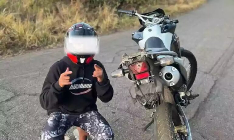 Menor de idade conhecido por fazer manobras em moto é apreendido em BH