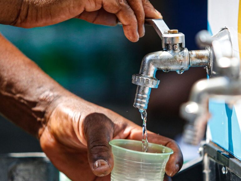 Saiba quais cuidados idosos e crianças devem tomar diante do calor e baixa umidade relativa do ar