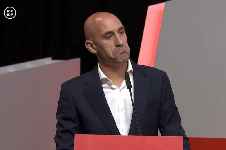 Luis Rubiales é banido por três anos pela Fifa após beijo não consentido em Jenni Hermoso