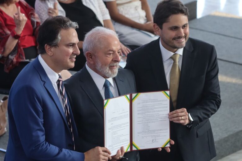Estudantes do ensino médio terão bolsa para permanecer na escola