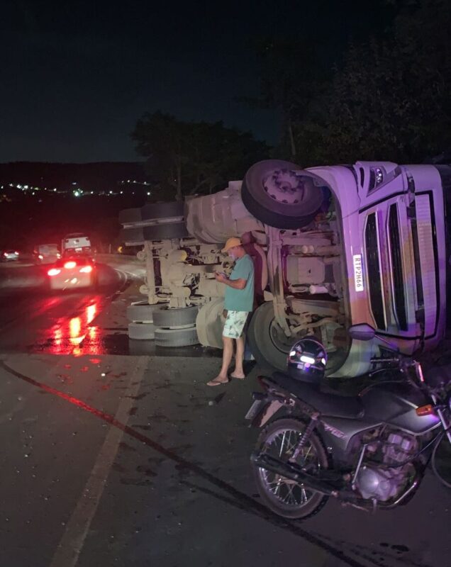 Carreta tomba e motorista fica ferido na BR-381, em Ravena