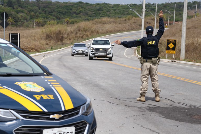 Polícia Rodoviária Federal aumenta efetivo nas estradas mineiras para o Réveillon