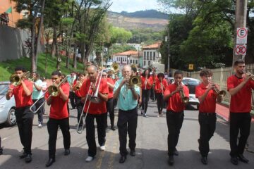 Confira a galeria de fotos do Encontro de Bandas e a missa em comemoração aos 160 anos da Euterpe Itabirana