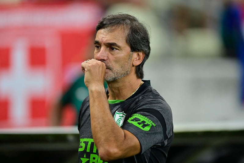 América perde de virada para o Fortaleza e cai para a lanterna do Brasileirão: "carga emocional pesada", diz Fabián Bustos