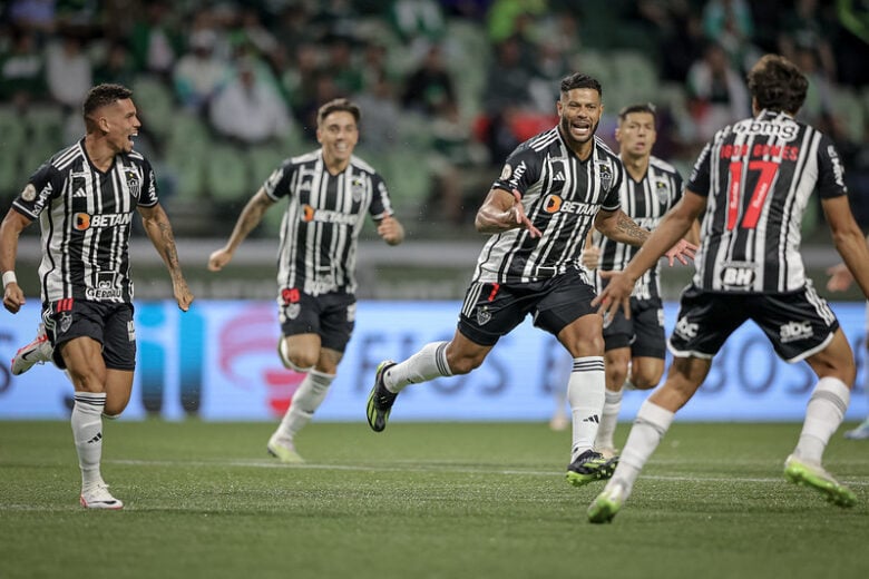 Hulk e Paulinho brilham, Galo bate Palmeiras e cola no G-6 do Brasileiro