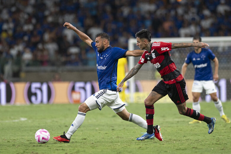 Sob vaias, Cruzeiro perde para o Flamengo, afunda em crise e fica à beira do Z-4